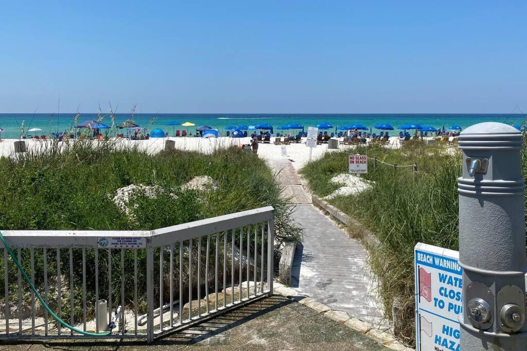 Quiet-relaxing-modern-sleeps 8 Walk To The Beach! *