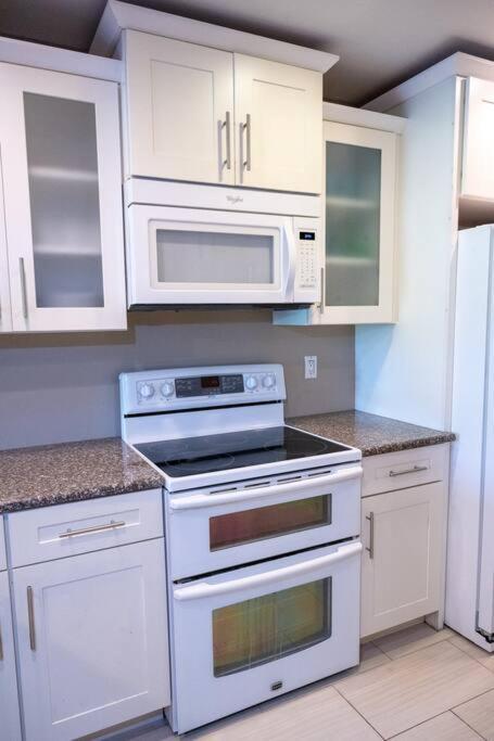 Quiet-relaxing-modern-sleeps 8 Walk To The Beach! Villa *